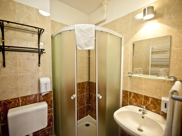 Canada Hotel Budapest : photo 7 de la chambre chambre standard lit queen-size