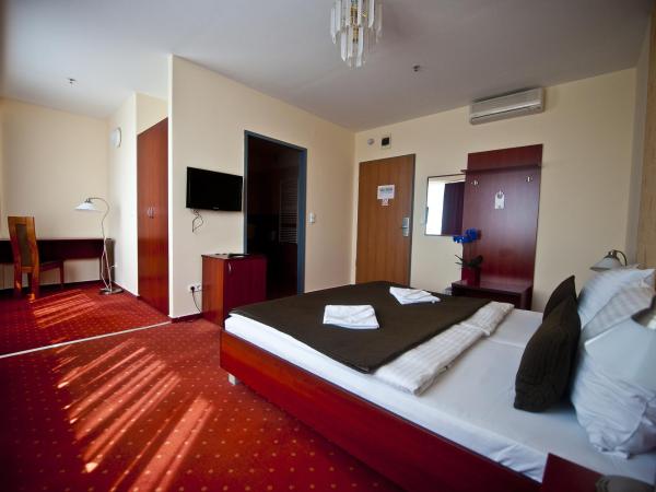Canada Hotel Budapest : photo 4 de la chambre chambre standard lit queen-size