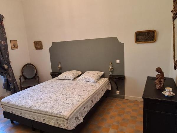 Chambres d'hotes le Domaine de Romanil : photo 2 de la chambre chambre lit king-size - vue sur jardin