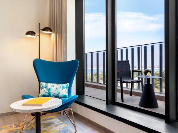 voco Dubai The Palm, an IHG Hotel : photo 2 de la chambre chambre lits jumeaux deluxe avec balcon - vue latérale sur mer et palmiers