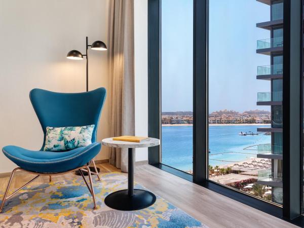voco Dubai The Palm, an IHG Hotel : photo 2 de la chambre chambre lit king-size deluxe - vue latérale sur mer et palmiers