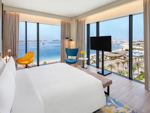 voco Dubai The Palm, an IHG Hotel : photo 1 de la chambre chambre lit king-size - vue panoramique côté plage