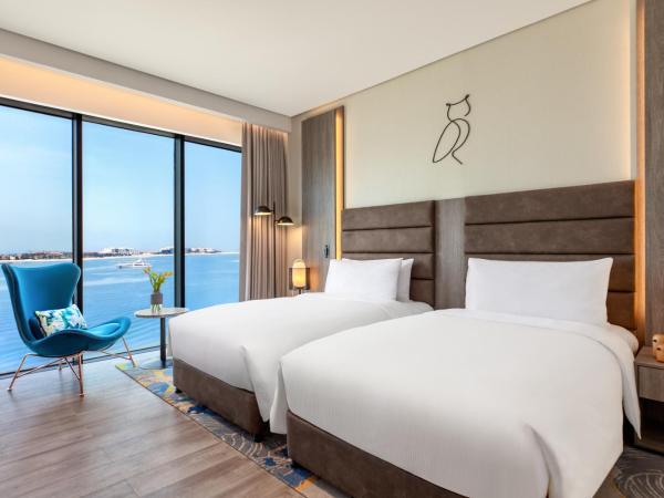 voco Dubai The Palm, an IHG Hotel : photo 2 de la chambre deluxe twin room with beachfront view