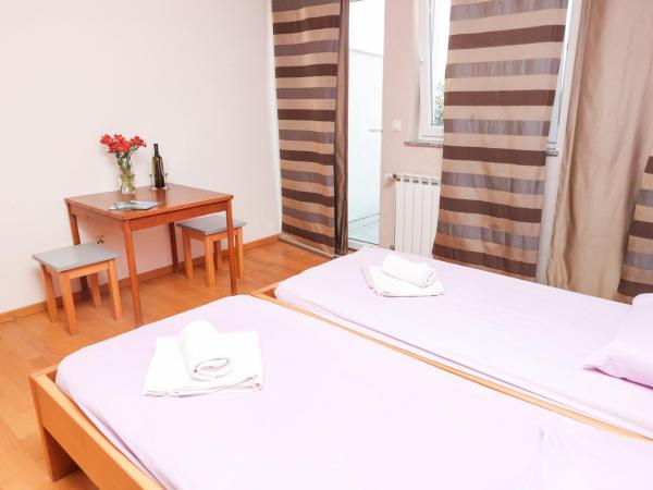 HI Hostel Zadar : photo 6 de la chambre chambre triple avec salle de bains privative