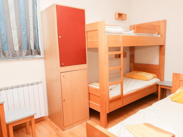 HI Hostel Zadar : photo 3 de la chambre chambre triple avec salle de bains privative