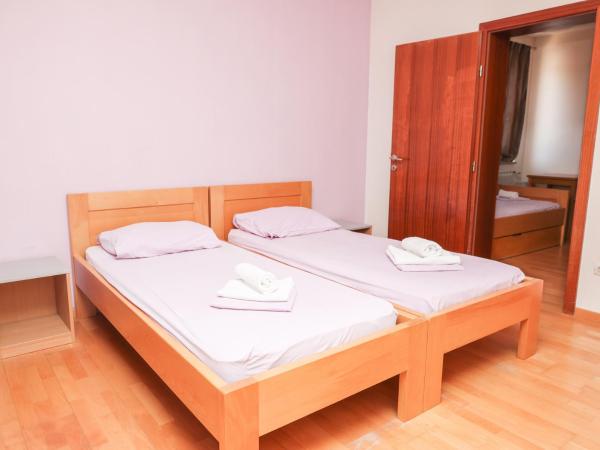 HI Hostel Zadar : photo 5 de la chambre chambre triple avec salle de bains privative