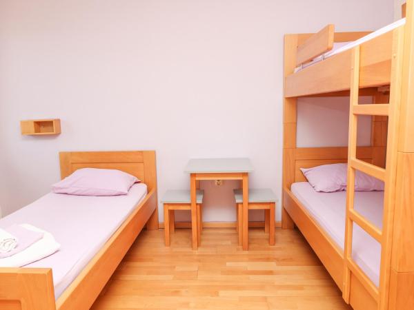 HI Hostel Zadar : photo 1 de la chambre chambre triple avec salle de bains privative