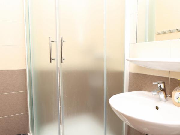 HI Hostel Zadar : photo 4 de la chambre chambre simple avec salle de bains