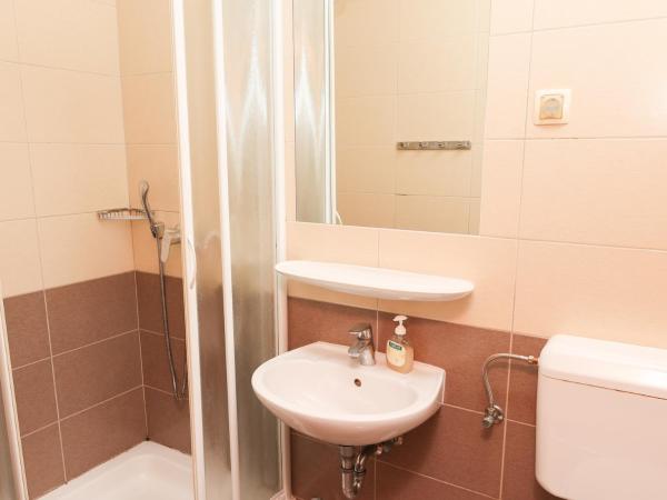 HI Hostel Zadar : photo 3 de la chambre chambre lits jumeaux avec salle de bains privative