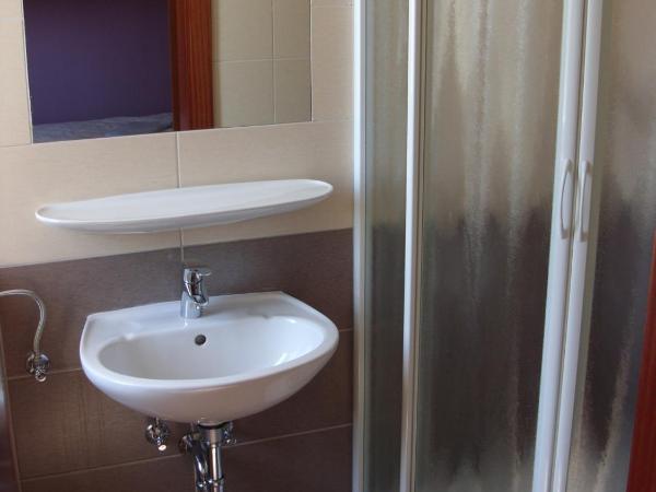 HI Hostel Zadar : photo 10 de la chambre chambre triple avec salle de bains privative