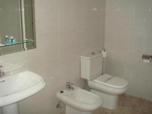 Hotel PAYRO ** : photo 3 de la chambre chambre lits jumeaux