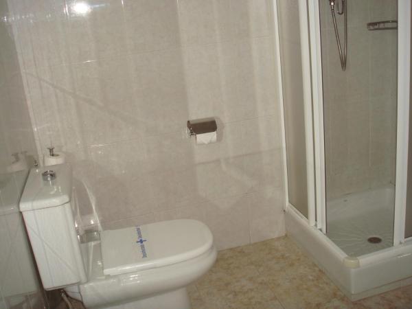 Hotel PAYRO ** : photo 5 de la chambre chambre lits jumeaux