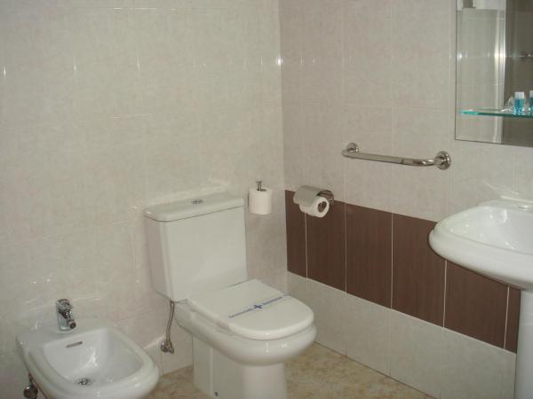 Hotel PAYRO ** : photo 6 de la chambre chambre lits jumeaux