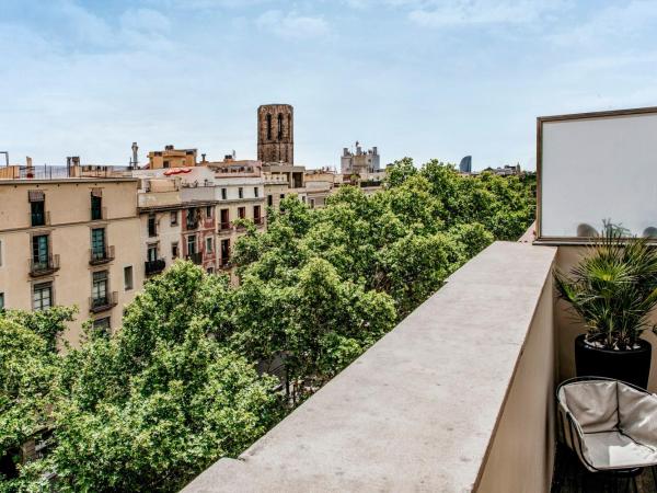 Hotel Bagués, a Small Luxury Hotel of the World : photo 4 de la chambre suite double diamant avec salon séparé et terrasse - vue sur ville