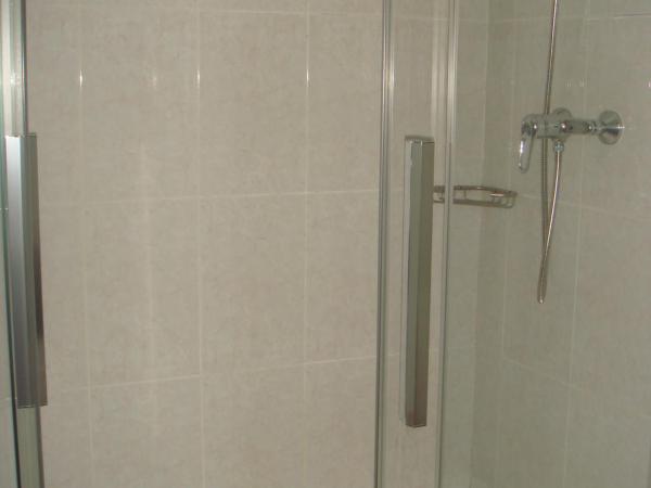 Hotel PAYRO ** : photo 9 de la chambre chambre lits jumeaux