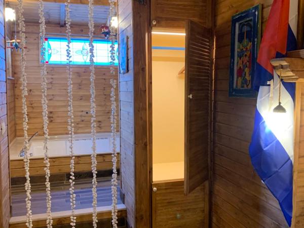 La Casa di Emanuella - Rooms & International Suites : photo 1 de la chambre suite avec baignoire spa