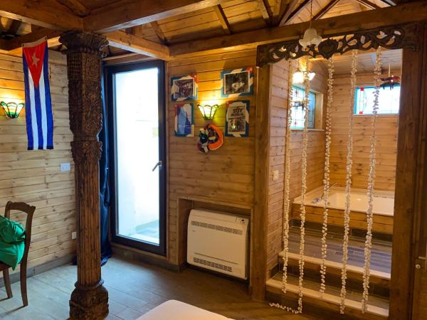 La Casa di Emanuella - Rooms & International Suites : photo 3 de la chambre suite avec baignoire spa
