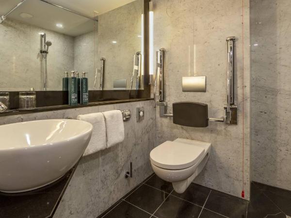 DoubleTree by Hilton Berlin Ku'damm : photo 6 de la chambre chambre lit king-size - accessible aux personnes à mobilité réduite