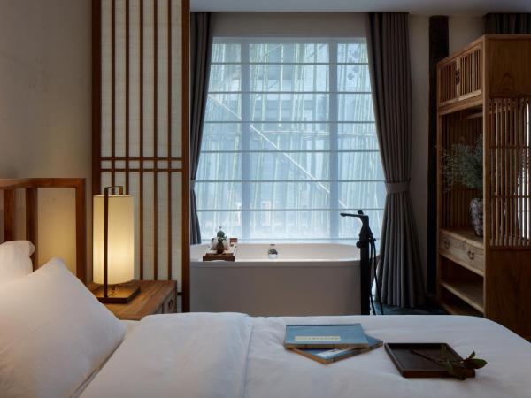 Uin Oriental Hotel : photo 1 de la chambre chambre lit king-size - vue sur jardin