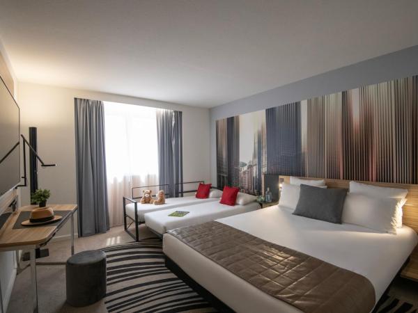 Novotel Nice Centre Vieux Nice : photo 1 de la chambre chambre familiale supérieure avec 1 lit double et 2 lits simples