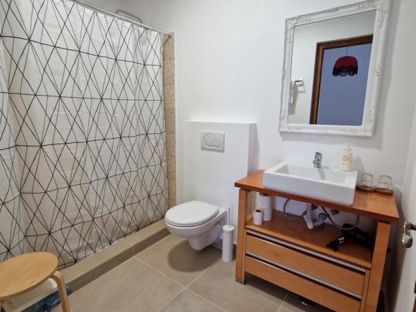 Guest House do Largo : photo 4 de la chambre chambre double avec salle de bains privative