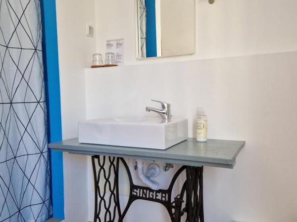 Guest House do Largo : photo 8 de la chambre chambre double avec salle de bains privative