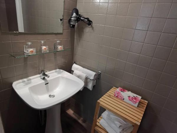 Hôtel Select : photo 6 de la chambre chambre triple avec climatisation