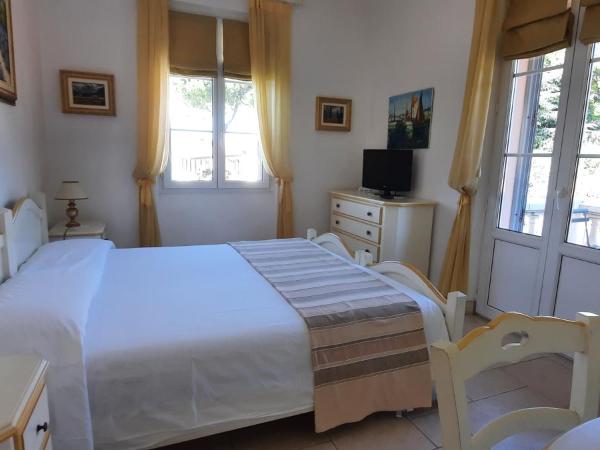 Villa Playa del Sol - B2 : photo 10 de la chambre chambre double ou lits jumeaux deluxe - vue sur piscine
