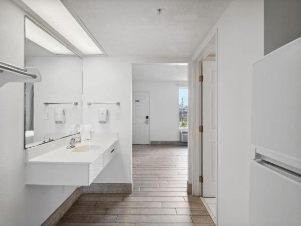 Holiday Terrace Beachfront Hotel, a By The Sea Resort : photo 1 de la chambre king suite with ocean/gulf view