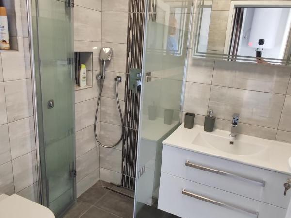 Viktor rooms and apartments : photo 7 de la chambre chambre double avec terrasse