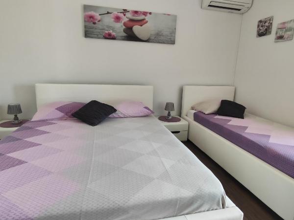 Viktor rooms and apartments : photo 2 de la chambre chambre triple avec balcon