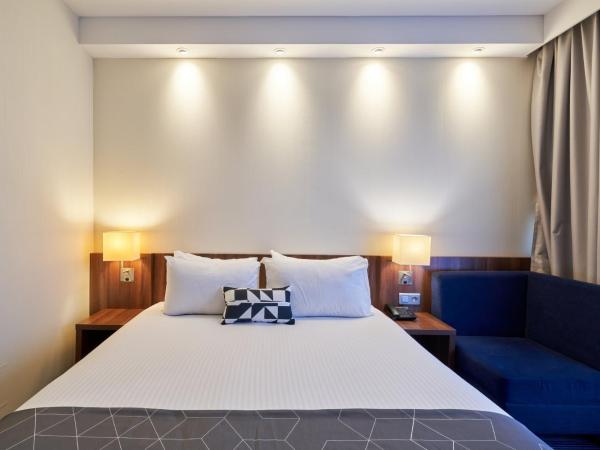 Holiday Inn Express Strasbourg Centre by IHG : photo 6 de la chambre chambre double standard avec lit queen-size et canapé - vue sur le canal