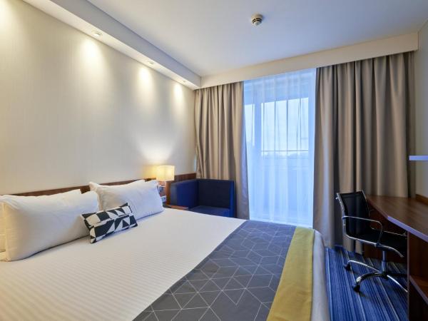 Holiday Inn Express Strasbourg Centre by IHG : photo 3 de la chambre chambre double standard avec lit queen-size et canapé - vue sur le canal