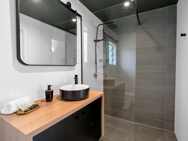 The Palms At Palm Cove : photo 10 de la chambre appartement - vue sur piscine 