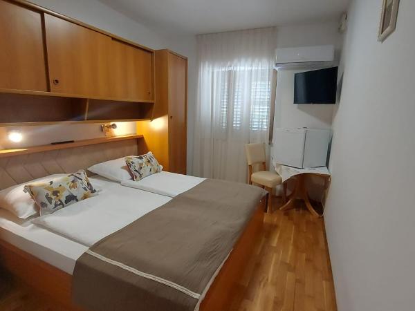 Guest house Tom : photo 2 de la chambre chambre double avec salle de bains privative