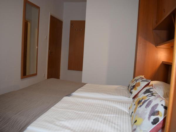 Guest house Tom : photo 3 de la chambre chambre double avec salle de bains privative