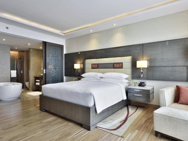 JW Marriott Mumbai Sahar Airport : photo 3 de la chambre chambre lit king-size - vue sur piscine