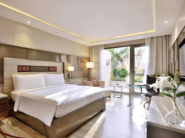 JW Marriott Mumbai Sahar Airport : photo 3 de la chambre chambre lit king-size avec balcon