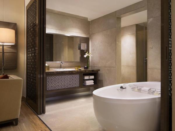 JW Marriott Mumbai Sahar Airport : photo 6 de la chambre chambre lit king-size - vue sur piscine