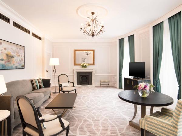Hotel Maria Cristina, a Luxury Collection Hotel, San Sebastian : photo 3 de la chambre suite junior, 1 chambre avec 1 lit king-size - vue sur jardin