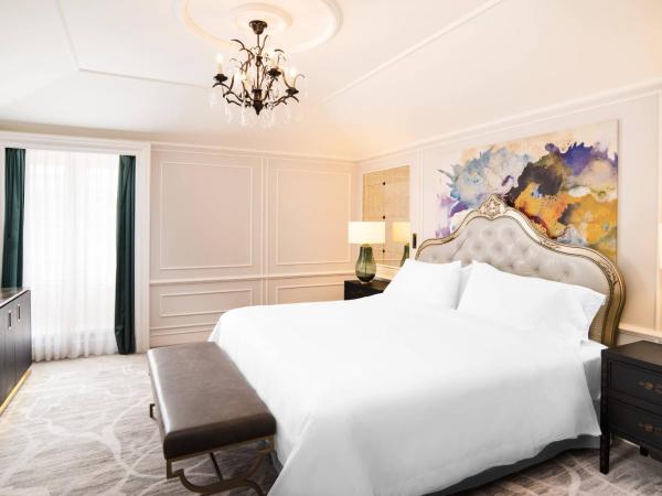 Hotel Maria Cristina, a Luxury Collection Hotel, San Sebastian : photo 6 de la chambre suite 1 chambre 1 lit king-size avec terrasse - vue sur rivière
