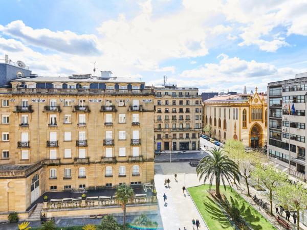 Hotel Maria Cristina, a Luxury Collection Hotel, San Sebastian : photo 6 de la chambre suite junior, 1 chambre avec 1 lit king-size - vue sur jardin