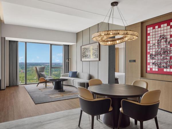 Sheraton Chengdu Pidu : photo 2 de la chambre suite 1 chambre lit king-size - accès au salon club