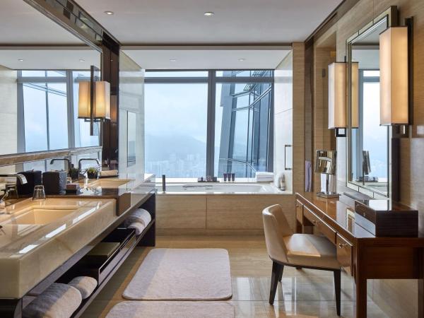 The Ritz-Carlton Hong Kong : photo 4 de la chambre suite lit king-size exécutive premier avec accès au salon club