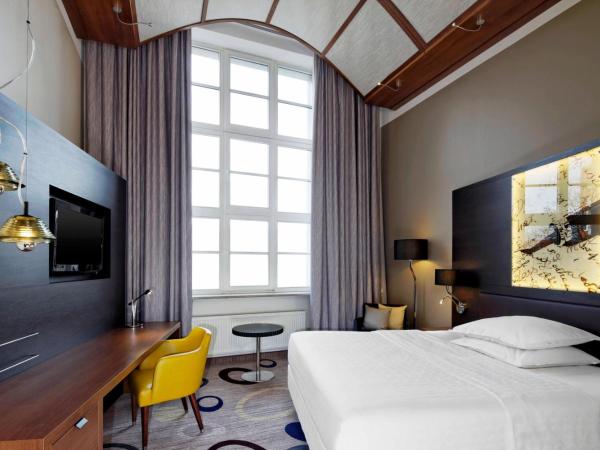 Sheraton Hannover Pelikan Hotel : photo 1 de la chambre chambre 1 lit queen-size classique