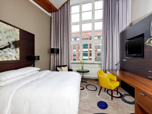 Sheraton Hannover Pelikan Hotel : photo 1 de la chambre chambre exécutive avec 1 lit king-size