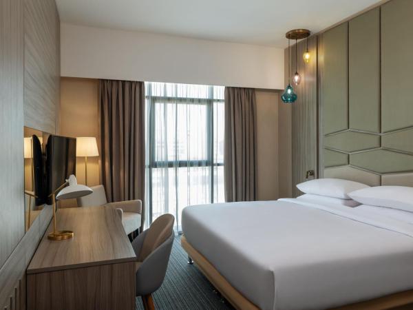 Four Points by Sheraton Production City, Dubai : photo 2 de la chambre standard king bed, (comp. shuttle to dmcc metro, marina mall & jbr, 20% off on f&b outlet)