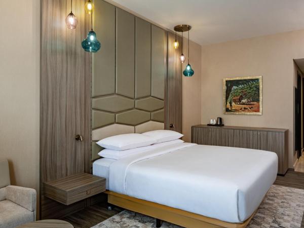 Four Points by Sheraton Production City, Dubai : photo 2 de la chambre superior king bed, (comp. shuttle to dmcc metro, marina mall & jbr, 20% off on f&b outlet)