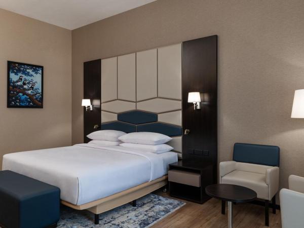 Four Points by Sheraton Production City, Dubai : photo 3 de la chambre deluxe king, (comp. shuttle to dmcc metro, marina mall & jbr, 20% off on f&b outlet)