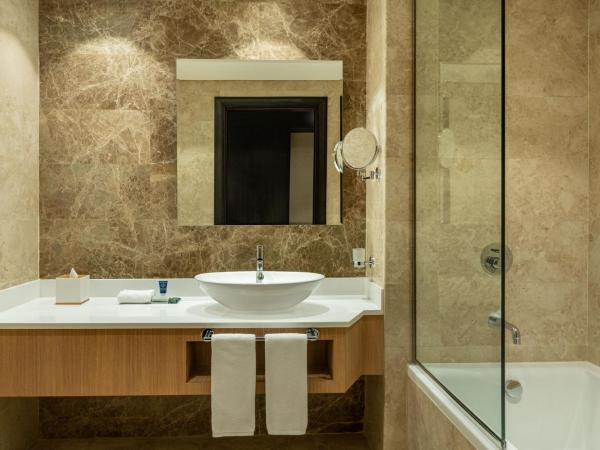 Four Points by Sheraton Production City, Dubai : photo 4 de la chambre deluxe twin, (comp. shuttle to dmcc metro, marina mall & jbr, 20% off on f&b outlet)